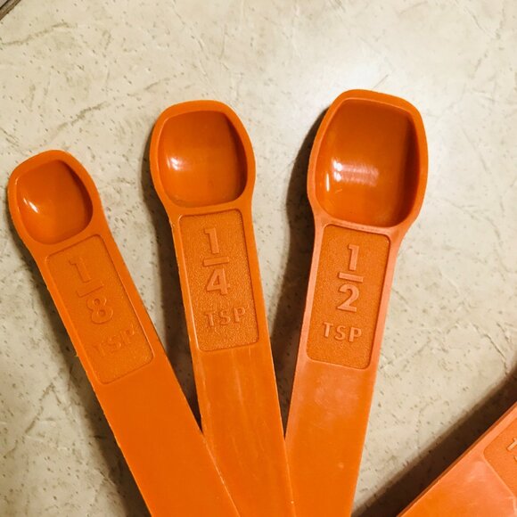 Vintage Tupperware Orange Measuring Spoons 1970's 7 piece - Picture 6 of 7